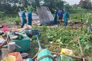Dông lốc làm sập và tốc mái 87 căn nhà ở An Giang 