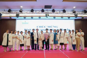 Gia đình bé Bảo Chi chụp ảnh cùng tập thể bác sĩ đã đồng hành cùng em suốt thời gian qua