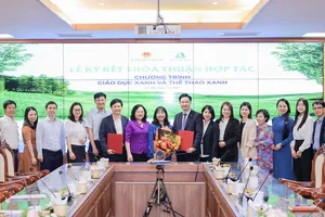 Các đại biểu cùng chụp ảnh lưu niệm sau buổi lễ ký kết