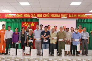 Đại diện Công ty Nhiệt điện Phú Mỹ tặng quà các thương bệnh binh, gia đình chính sách