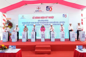 Lãnh đạo Tỉnh ủy, UBND tỉnh Bến Tre và lãnh đạo EVNSPC thực hiện nghi thức đóng điện kỹ thuật các công trình 110kV tại Bến Tre sáng 29-4-2025