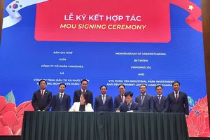 Đại diện công ty Vinhomes (trái) ký biên bản ghi nhớ hợp tác với đại diện VTK (phải) trong khuôn khổ Sự kiện Meet Korea – Gặp gỡ Hàn Quốc 2025 do Bộ Ngoại giao Việt Nam và Đại sứ quán Hàn Quốc tại Việt Nam chủ trì.