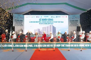 Ban lãnh đạo Kim Oanh Group và các đối tác, khách mời thực hiện nghi thức khởi công xây dựng 1.200 căn nhà phố, 3 block căn hộ và tổ hợp thể thao dự án K-Home New City.