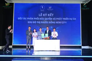 Ông Lư Thanh Nhã - TGĐ CTCP Đầu tư Sài Gòn VRG (thứ hai từ phải) và ông Trần Văn Dương - TGĐ CTCP Đầu tư Địa ốc Minh Phú ký kết hợp tác ngày 4-6-2025