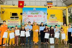 Thăm hỏi và tặng quà cho gần 120 trẻ mồ côi tại Mái Ấm Hồng Quang