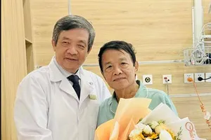 PGS.TS. TTUT. BS Hồ Thượng Dũng thay mặt Trung tâm tim mạch, Bệnh viện Vinmec Central Park tặng hoa chúc mừng nhà báo – nhà thơ Huỳnh Dũng Nhân.