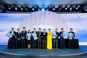 Bà Đặng Thị Kim Oanh trao kỷ niệm chương cho đại diện các đối tác đồng hành và các nhà phát triển