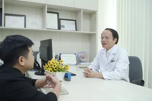 Bác sĩ Nguyễn Bá Hưng thăm khám cho bệnh nhân Kế