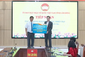 Ông Đào Hoài Nam - Bí thư Đảng ủy, Chủ tịch Công ty TNHH MTV Petrolimex Lâm Đồng (bìa trái) - thừa ủy quyền lãnh đạo Tập đoàn Xăng dầu Việt Nam trao số tiền 3 tỷ đồng ủng hộ người dân tỉnh Lâm Đồng khắc phục hậu quả thiên tai