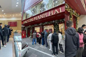Dòng người xếp hàng mua Vàng 24K tại cửa hàng Bảo Tín Mạnh Hải ngày đầu năm