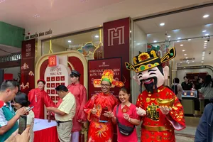 Khách hàng hào hứng tham gia chương trình "Giao quẻ vàng son - Rước vía Thần tài" tại Bảo Tín Mạnh Hải trong ngày mùng 10 tháng Giêng