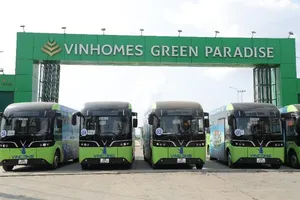 Công nhân VinCons được đưa đón đi làm bằng xe buýt điện