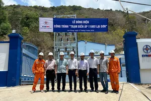 Chủ tịch HĐTV EVNSPC Lê Văn Trang (thứ 3 từ trái sang) cùng lãnh đạo các đơn vị tham gia chỉ đạo trực tiếp công tác đóng điện tại Trạm biến áp 110kV Lại Sơn