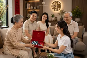 Khoảnh khắc trao truyền giá trị giữa các thế hệ – khi TỨ QUÝ NGÂN GIA BẢO trở thành cầu nối gìn giữ gia sản và tình thân.