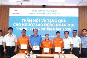 Ông Lê Vũ Trung - Phó Giám đốc - Chủ tịch Công đoàn Công ty tặng quà cho Người lao động có hoàn cảnh khó khăn