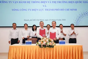 Tổng Giám đốc EVNHCMC Nguyễn Văn Thanh và Tổng Giám đốc NSMO Nguyễn Đức Ninh tại buổi ký kết thỏa thuận hợp tác (ẢNH: VIỆT HOA)