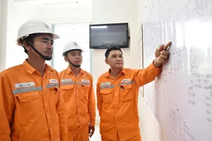 Đội quản lý vận hành Công ty Điện lực An Giang theo dõi phương án đảm bảo điện tại các địa điểm quan trọng trên địa bàn (ảnh: Thùy Trang)