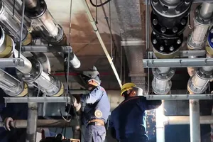 Kỹ sư lắp đặt hệ thống kỹ thuật tại sân bay Long Thành (ẢNH: ACV)
