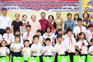 Đại diện Co.opmart trao quà cho học sinh có hoàn cảnh khó khăn (HỒNG CHÂU)