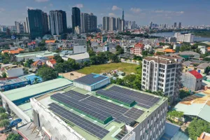 Một hệ thống điện mặt trời mái nhà tại TPHCM (ẢNH: THUẦN NGHI)