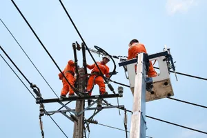 Công nhân ngành điện thực hiện kiểm tra đường dây, đảm bảo cấp điện an toàn, liên tục (ẢNH: VIỆT HOA)