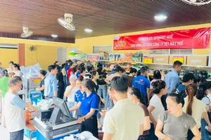 Công nhân Công ty Dệt CP may Huế mua hàng ngay tại khuôn viên công ty (HỒNG CHÂU)