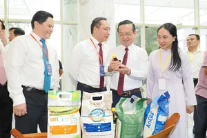 Các doanh nghiệp và đại biểu tìm hiểu sản phẩm OCOP tại khu vực trưng bày bên lề Hội nghị kết nối đầu tư và hợp tác phát triển giữa TPHCM với các tỉnh, thành vùng ĐNB và vùng ĐBSCL