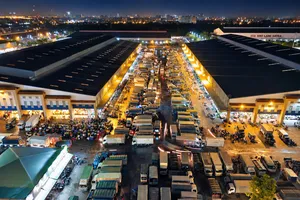Lượng lớn hàng hóa từ các vùng sản xuất được tập kết, luân chuyển qua Chợ đầu mối Bình Điền, TPHCM, trước khi phân phối đến thị trường