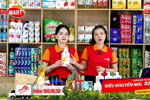 Nhân viên SatraMart đường Phạm Hùng giới thiệu sản phẩm trong phiên livestream bán hàng trực tuyến (ẢNH: HOÀNG HÙNG)