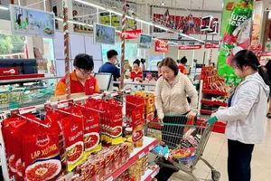 Người tiêu dùng lựa chọn các sản phẩm Vissan tại SatraMart đường Phạm Hùng, xã Bình Hưng, TPHCM (ẢNH: HOÀNG HÙNG)