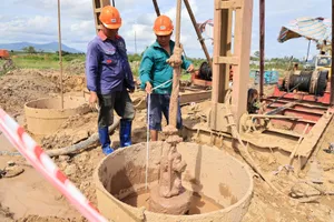 Công nhân thi công trên đường cao tốc Bảo Lộc - Liên Khương tại nút giao Liên Hiệp, xã Tân Hội, tỉnh Lâm Đồng (ẢNH: ĐOÀN KIÊN)