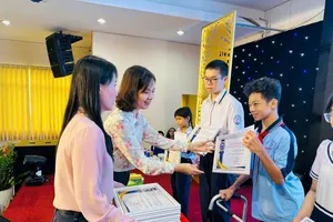 Đại diện Saigon Co.op trao giấy khen các học sinh tiêu biểu tại chương trình “Chia sẻ yêu thương - Tuyên dương những tấm gương nghị lực vươn lên” 2026 (ẢNH: HỒNG CHÂU)