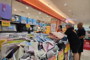 Hàng nhãn riêng giảm giá mạnh tại siêu thị Co.opmart (ẢNH: MỸ LINH)