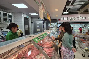 Người tiêu dùng ngày càng quan tâm đến an toàn thực phẩm (Ảnh: PHƯƠNG HOA)