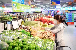 Khách hàng chọn sản phẩm Tick xanh trách nhiệm tại siêu thị Co.opmart, TPHCM