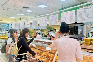 Khách hàng mua sắm thực phẩm tại Co.opmart Vũng Tàu (ẢNH: PHƯƠNG MAI)
