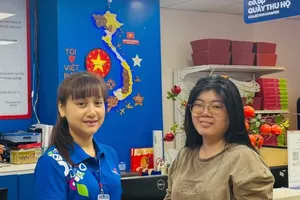 Nhân viên siêu thị trao trả đồ rơi cho khách hàng khi tới mua sắm (ẢNH: HOÀNG AN)