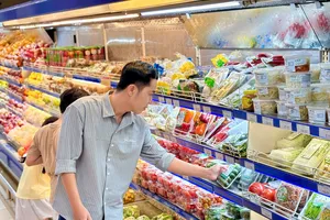 Khách hàng mua sắm tin vào hình ảnh trực tiếp (ẢNH: NGỌC NHI)