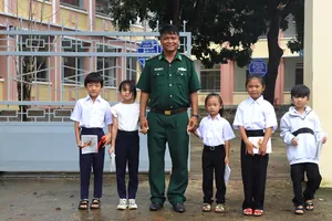 Chiến sĩ Đồn Biên phòng Ia Púch đưa đón các em học sinh xã Ia Púch đến trường học hè (ẢNH: HỮU PHÚC)