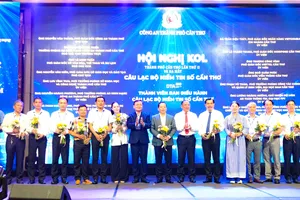 Các thành viên Câu lạc bộ Niềm tin số Cần Thơ tại buổi ra mắt (ẢNH: TUẤN QUANG)