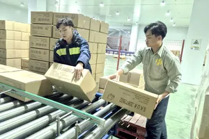 Đóng gói nông sản xuất khẩu tại Công ty CP Hạnh Nguyên Logistics, TP Cần Thơ (ẢNH: TUẤN QUANG)