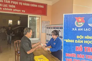 Hướng dẫn người dân thực hiện thủ tục hành chính tại xã An Lạc Thôn, TP Cần Thơ (ẢNH: TINH ANH)