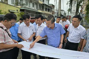 Chủ tịch UBND TP Cần Thơ Trương Cảnh Tuyên (thứ hai, từ phải sang) trực tiếp kiểm tra tiến độ dự án nâng cấp quốc lộ 91 (ẢNH: TUẤN QUANG)