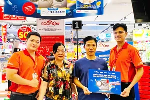 Khách hàng may mắn trúng thưởng (Ảnh: KHÁNH HẠ)