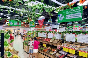 Người tiêu dùng lựa chọn thực phẩm tại khu vực sản phẩm “Tick xanh trách nhiệm” ở Centre Mall Võ Văn Kiệt (SATRA Võ Văn Kiệt), TPHCM (Ảnh: HOÀNG HÙNG)