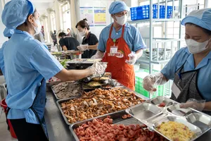 Bếp ăn theo mô hình “Bếp ăn tick xanh” tại Trường THCS Phong Phú, xã Bình Hưng, TPHCM (ẢNH: SATRA)