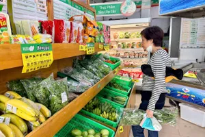 Người tiêu dùng lựa chọn thực phẩm tại cửa hàng Satrafoods đường Lê Thị Riêng, phường Bến Thành, TPHCM (ẢNH: HOÀNG HÙNG)