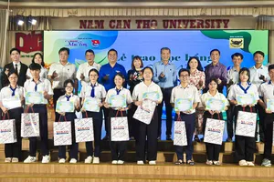 Lãnh đạo Báo SGGP và các đơn vị tại buổi lễ trao học bổng “Vì tương lai Việt Nam” tại TP Cần Thơ (ẢNH: TINH ANH)