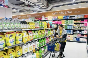 Khách hàng lựa chọn dùng thử sản phẩm hàng nhãn riêng Co.op (ẢNH: HỒNG ANH)