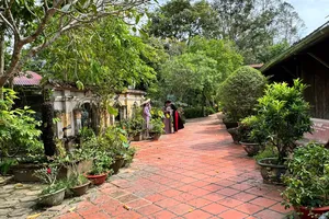 Du khách tham quan Làng cổ Đông Hòa Hiệp, xã Cái Bè, tỉnh Đồng Tháp (Ảnh: Quang Vinh)